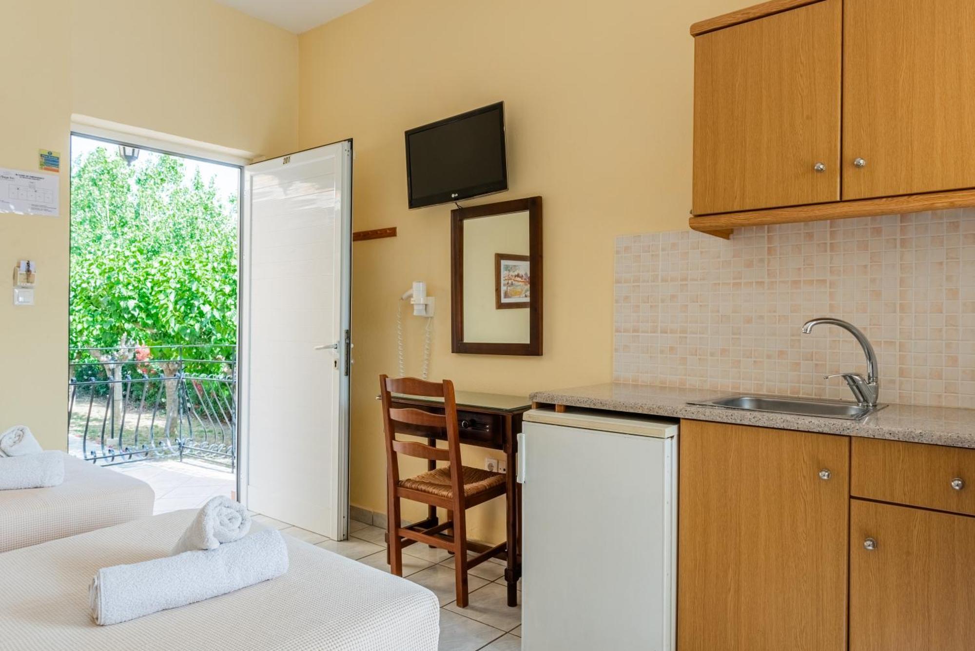 لاغاناس Village Inn Studios & Family Apartments المظهر الخارجي الصورة
